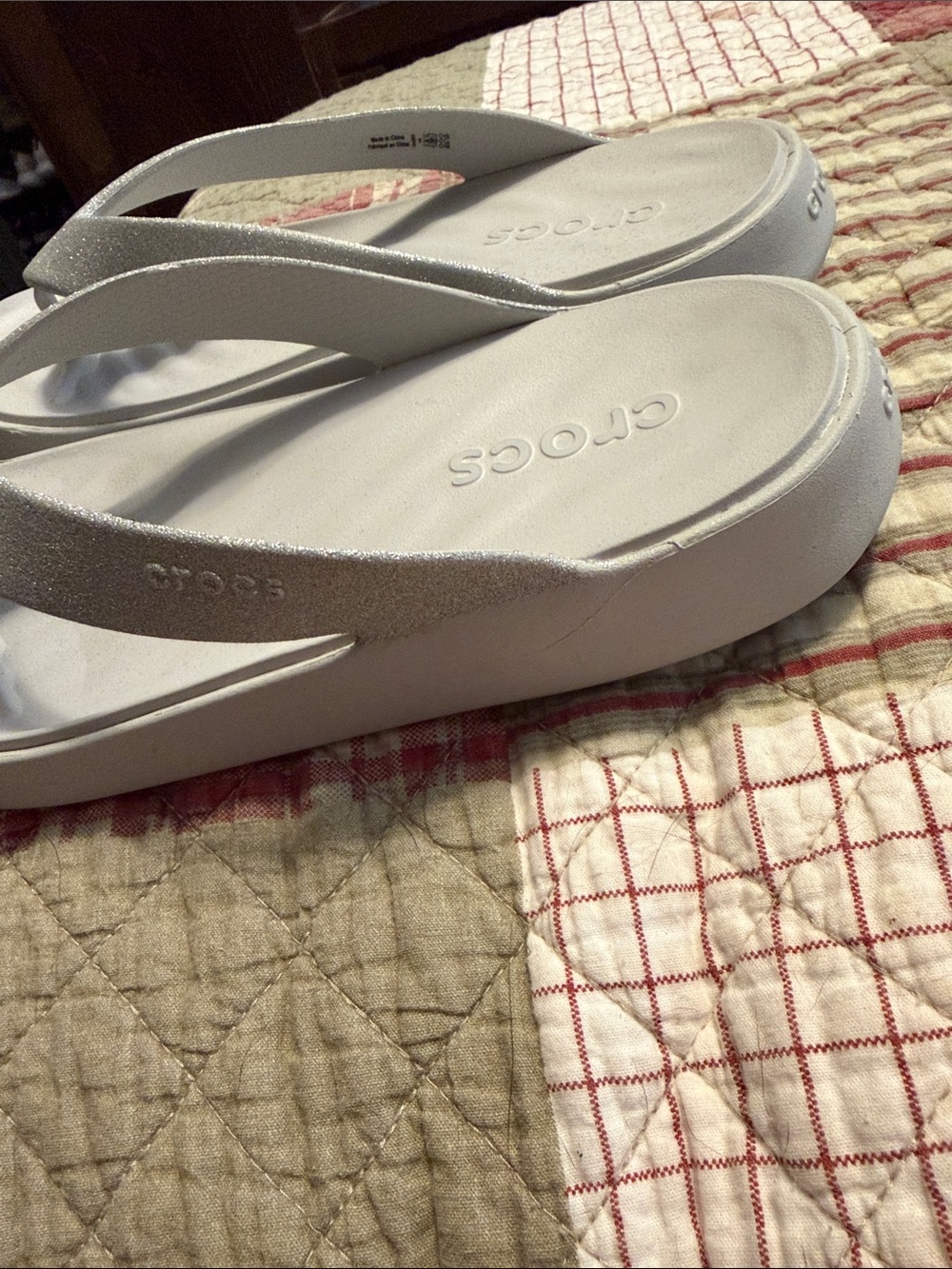 Crocs Women’s Silver Glitter Capri V Flip Sandals NEW WITHOUT TAGS - Picture 4 of 5